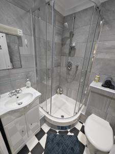 y baño con ducha, aseo y lavamanos. en LOVELY 1 BEDROOM FLAT IN FINSBURY PARK/EMIRATES STADIUM en Londres