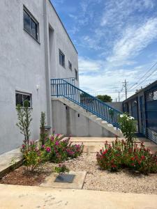 un edificio con una escalera azul y algunas flores en Residencial Jasmim, en Palmas