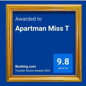 ein Bilderrahmen mit dem Text, der Kapitän Miss t verliehen wurde in der Unterkunft Apartman Miss T in Podgorica