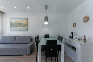 ein Wohnzimmer mit einem Sofa und einem Tisch in der Unterkunft Apartamento Seven Seas in Lloret de Mar