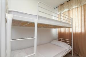 リョレート・デ・マルにあるApartamento Seven Seasのベッドルーム1室(白い二段ベッド付)