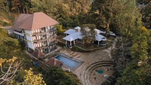 Der Swimmingpool an oder in der Nähe von Elixir Woods Luxury Resort And Spa, Munnar