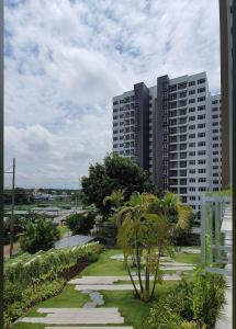 un parque con palmeras frente a edificios altos en The Habitat en Thuan An