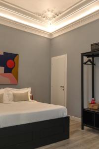 1 dormitorio con cama y techo blanco en Calumidda en Catania