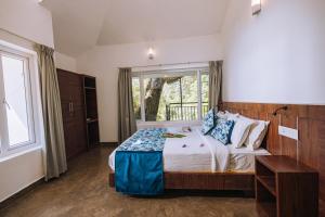 Ein Bett oder Betten in einem Zimmer der Unterkunft Elixir Woods Luxury Resort And Spa, Munnar