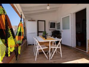 um quarto com uma mesa e cadeiras num quarto em 2 bedrooms house at Aljezur 100 m away from the beach with sea view furnished terrace and wifi em Aljezur