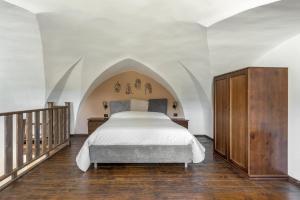Schlafzimmer mit einem Bett und einem Holzschrank in der Unterkunft Villetta Mora by BarbarHouse in Torre Lapillo