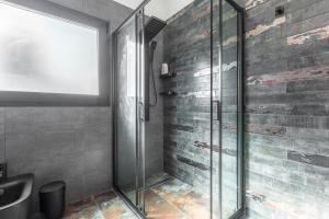 eine Dusche mit Glastür im Bad in der Unterkunft Villetta Mora by BarbarHouse in Torre Lapillo