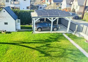 un coche en un garaje con paneles solares en el techo en Haus in Murfeld Graz, en Graz