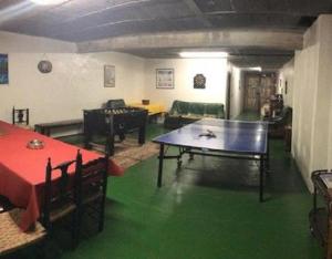 ein Wohnzimmer mit einer Tischtennisplatte in der Unterkunft Etxezurialde ll in Valcarlos