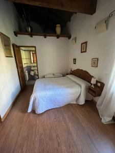 ein Schlafzimmer mit einem großen Bett und Holzboden in der Unterkunft Etxezurialde ll in Valcarlos