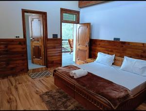 Katil atau katil-katil dalam bilik di Crazy House Devku's Villa
