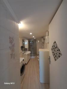 - une cuisine avec lave-linge et sèche-linge dans la chambre dans l'établissement RESIDENZA MENA marina CORRICELLA, à Procida