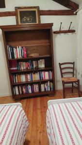 a book shelf full of books in a room at Il Vicoletto in Vittorio Veneto