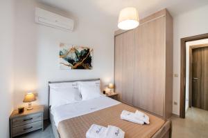 Athanion Sunset House في أثانيون: غرفة نوم بها سرير عليه منشفتان