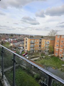 uitzicht op een stad met gebouwen op de achtergrond bij Big double room with bathroom in 2 bedroom flat kitchen is shared in Harrow on the Hill