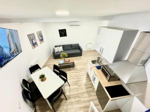sala de estar con mesa y sofá en Apartamentos Madrid Connection - Universidad by Oshun Apartments, en Madrid