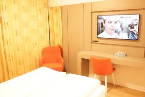 TV a/nebo společenská místnost v ubytování Isar City Hotel