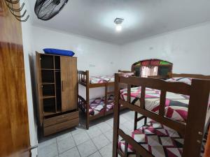 Habitación con 2 literas y armario en NOVO Casa com piscina e Wi Fi em Mongagua SP, en Praia Grande