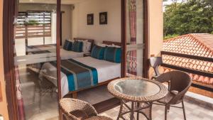 Zimmer mit einem Bett, einem Tisch und Stühlen in der Unterkunft Hotel Balcones de Apiay in Villavicencio