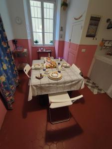 un tavolo con piatti di cibo sopra in una stanza di Les Fresques a Mentone