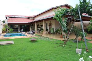 uma casa com um quintal e uma piscina em Casa bem localizada e de fácil acesso em Londrina