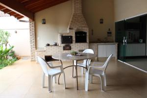 uma cozinha e sala de jantar com mesa e cadeiras em Casa bem localizada e de fácil acesso em Londrina
