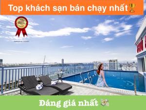 una donna sul balcone di un edificio di Phú An Hotel a Da Nang