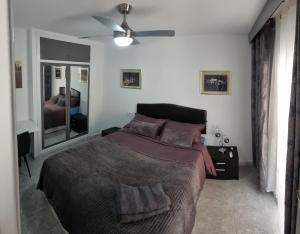Un dormitorio con una cama grande y un espejo. en AYAHAY, Modern luxury apartment just 50 m from Playa Del Puerto, en Puerto de Mazarrón