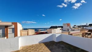 uma vista do telhado de um edifício em AYAHAY, Modern luxury apartment just 50 m from Playa Del Puerto em Puerto de Mazarrón