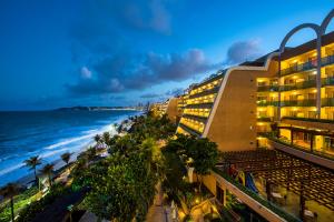 Blick auf ein Hotel und das Meer in der Nacht in der Unterkunft Serhs Natal Grand Hotel & Resort in Natal