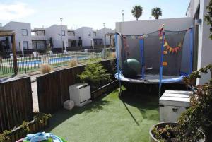 a backyard with a trampoline in a yard at Casa familiar Bahía Inglesa in Bahia Inglesa