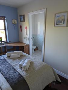 una camera da letto con un letto e asciugamani di Drummonds House a Sligo