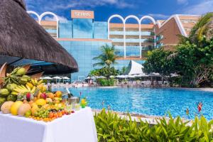 Serhs Natal Grand Hotel & Resort في ناتال: طاولة فاكهة امام مسبح