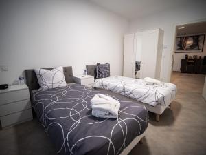Un pat sau paturi într-o cameră la Adalia lodge