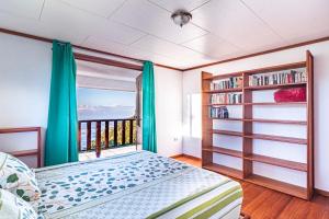 um quarto com uma cama e uma estante de livros em Refugio San Antonio - 1500 acre Private Preserve em Guaria