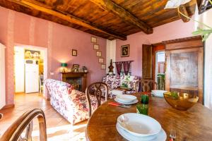 a dining room with a table and a couch at [Colazza] Appartamento Gelsomino - La Casa dei Sogni in Colazza