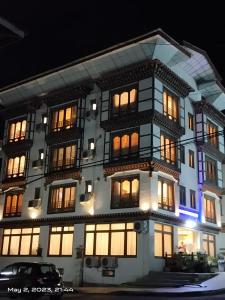 um grande edifício com janelas iluminadas à noite em Hotal Khuruu Khuruu em Pajo