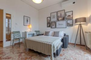 1 dormitorio con 1 cama, mesa y sillas en Ferrara Il Castello Dazzling Apartment, en Ferrara