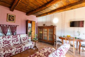 a living room with a couch and a table at [Colazza] Appartamento Gelsomino - La Casa dei Sogni in Colazza