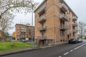 um edifício de tijolos ao lado de uma rua em Ferrara Il Castello Dazzling Apartment em Ferrara