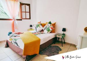 - une chambre avec un lit doté d'une couverture jaune dans l'établissement Villa Bom Siwo: Anse Bertrand, à Anse-Bertrand