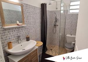 La salle de bains est pourvue d'un lavabo, d'une douche et de toilettes. dans l'établissement Villa Bom Siwo: Anse Bertrand, à Anse-Bertrand