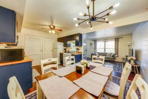 Cozy and Quiet Hanover Park Townhome! في Hanover Park: مطبخ وغرفة معيشة مع طاولة وكراسي