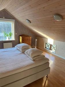 a bedroom with a large bed in a attic at A nice little cottage in Henån in Henån