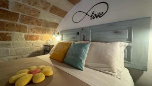 - une chambre avec un lit et 2 fruits dans l'établissement B&B Casa Fiore, à Polignano a Mare