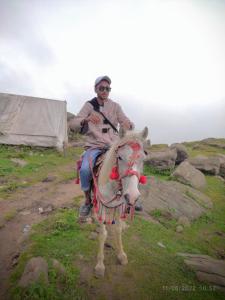 un hombre montando un caballo en un campo en Muslim friendly guest house, en Sialkot