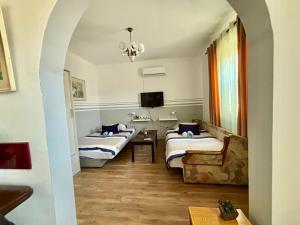una stanza con due letti e un tavolo di Feniks apartman a Apatin