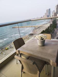 - Balcón con mesa y sillas y vistas a la playa en Palmetto Beach Cartagena vista de frente al mar en Cartagena de Indias