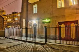 una recinzione nera di fronte a un edificio di Classy and Cozy Hostel a Yerevan